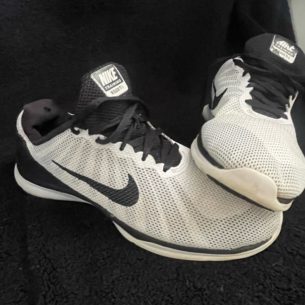 Nike Monochrome Women’s Athletic Sneakers